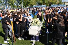 Il campo da calcio si tinge di nero, celebrati i funerali del 17enne Filippo Contin
