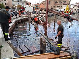 Chioggia, barca affondata in canale Vena: l'intervento dei vigili del fuoco