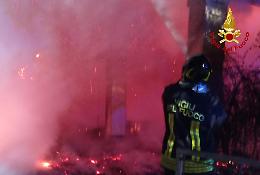 Incendio divora un porticato con impianto fotovoltaico: i pompieri salvano la casa