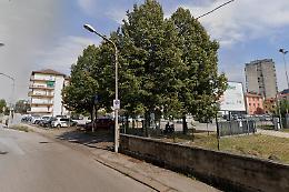 Tenta di rubare un'auto in città: la polizia lo sorprende