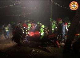 Scende dal Becco di Filadonna e si rompe una gamba: soccorso 74enne vicentino con frattura esposta