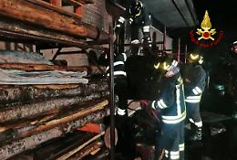Vicenza, incendio di un deposito di pali all'esterno della chiesa di San Paolo