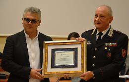 Teolo: il sindaco consegna una targa di “leale collaborazione istituzionale” al capitano Luigi Troiano