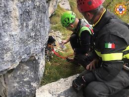 Inseguiva camosci sulle cime dei monti: bloccata su una cengia sopra Lastebasse