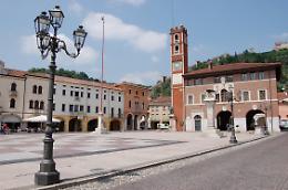 Marostica, finisce con l'auto contro un platano: giovane trasportato all'ospedale di Bassano
