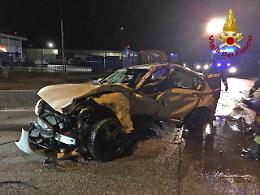 Mussolente, un uomo perde il controllo dell'auto che si rovescia: il conducente è grave all'ospedale