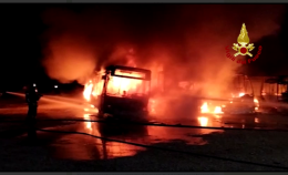 Otto autobus in fiamme nella notte a Piazzola sul Brenta: i pompieri indagano sulle cause