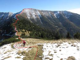 Asiago, scivola sul Portule e finisce sopra un alto salto di roccia: lo salva l'elicottero