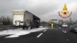 Vicenza, sull'autostrada Valdastico s'incendia il rimorchio di un Tir che trasportava birra