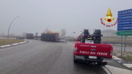 Barbarano, un tir con 4 lastre di cemento lunghe 25 metri si rovescia alla rotatoria