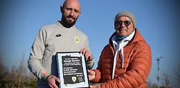 Calcio, mister Bianchini premiato per le 50 presenze