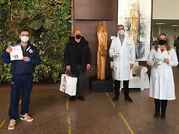 Calcio, la Figc dona gadget ai bimbi della Pediatria