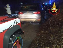 Posina, auto con cinque persone bloccata da neve e ghiaccio al passo della Borcola