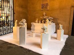 Vicenza, il presepe in terracotta smaltata bianca allestito nel cortile di palazzo Trissino