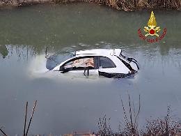 Auto nel canale Bisatto: salvata una donna