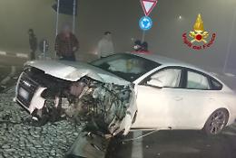 Incidente ad Alonte, perde in controllo dell'auto e finisce contro il palo della luce