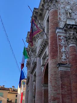 Vicenza, bandiere a mezz'asta per la morte di David Sassoli