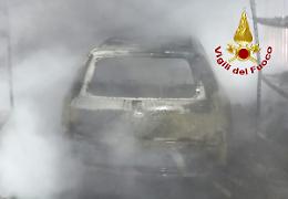 Barbarano, un'auto è andata a fuoco all'interno di un box in lamiera pure distrutto