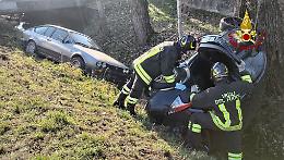 Bolzano Vicentino, incidente tra due auto che finiscono nel fossato: due feriti