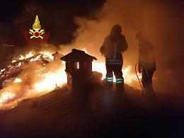 Cogollo, incendio di una casa isolata nel bosco: ha impegnato a lungo i vigili del fuoco