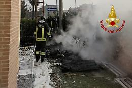Incendio a Magrè, prende fuoco una casetta in giardino: al lavoro i pompieri