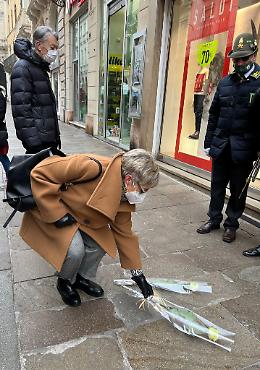 Vicenza, l'Anpi depone due rose bianche vicino alle pietre d'inciampo in corso Palladio