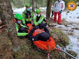 Rotzo, un escursionista cade sul ghiaccio a forte Campolongo e si rompe una caviglia