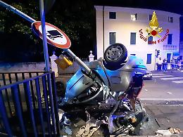 Terribile schianto fra due auto, i conducenti sono stati estratti dalle vetture dai vigili del fuoco
