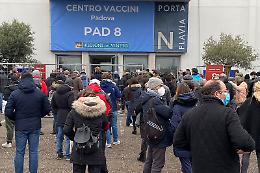 Padova, cittadini in coda per tamponi e vaccini