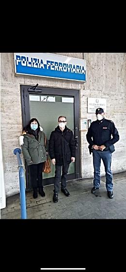 Mestre: 60enne salvato nella stazione ferroviaria a settembre torna per ringraziare i poliziotti