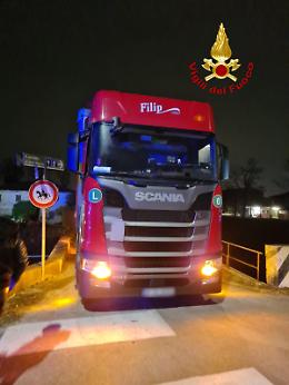 Campodarsego, camion finisce incastrato sulla ciclabile: liberato dai vigili del fuoco