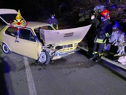 Incidente a Lusiana, una "127" storica finisce contro i massi: due persone restano ferite