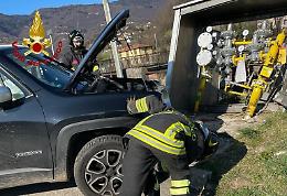Incidente a Lugo, perde il controllo dell'auto finendo contro una centralina del gas