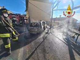 Incendio a Lusiana Conco, brucia la campana dei rifiuti e anche l'auto parcheggiata vicina