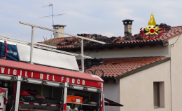 Villaga, incendio in una casa in collina: i vigili del fuoco intervengono con 14 operatori