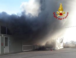 Fiesso d'artico: grosso incendio al suolificio