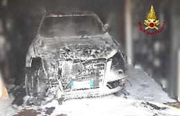 Un incendio a Carrè distrugge un'auto: i vigili del fuoco evitano che le fiamme si propaghino