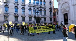 Flash mob di Legambiente Veneto per dire no al fossile