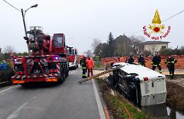 Mira: furgone fuori strada, salvato l'autista