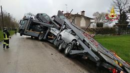 Incidente a Campiglia, un Tir che trasporta auto finisce fuori strada