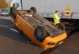 Incidente a Dueville, un'auto finisce capovolta in autostrada a causa dello scontro con un'altra vettura