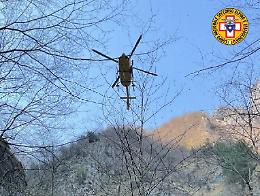 Foza, il soccorso interviene per un uomo che mette il piede nel vuoto e precipita per dieci metri