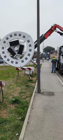 Rovigo, il piazzale davanti alla questura ora è illuminato