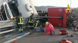 Incidente a Vicenza, camion si rovescia allo svincolo ovest dell'autostrada: autista ferito