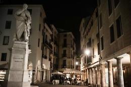Vicenza, aggressione di notte in centro con bottigliate, calci e pugni. Ma fanno fuggire gli aggressori