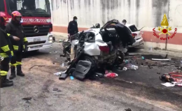 Incidente a Cornedo, morto un uomo e un altro resta ferito nello scontro tra due auto e un camion