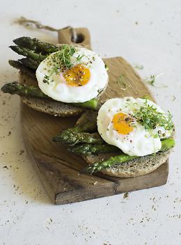 Bruschette di asparagi e uova: ricette per aspettare l'arrivo della primavera