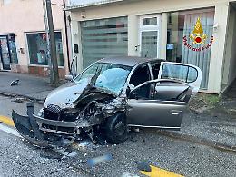 Incidente all'Anconetta a Vicenza: investe un'altra auto e sfonda una vetrina: un ferito