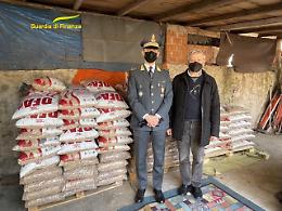 Schio, la Finanza consegna alla parrochia quasi 2.5 tonnellate di pellet sequestrato per i bisognosi