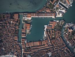 Venezia: il Comune riprende arsenale e capannone del petrolchimico